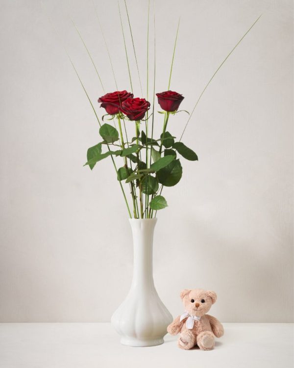 Skicka blommor via Interflora - 3 röda rosor med nalle